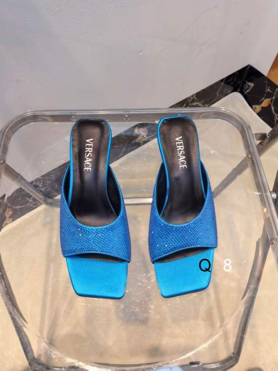 Picture of Versace Shoes _SKUVersacesz35-407CMF020220403